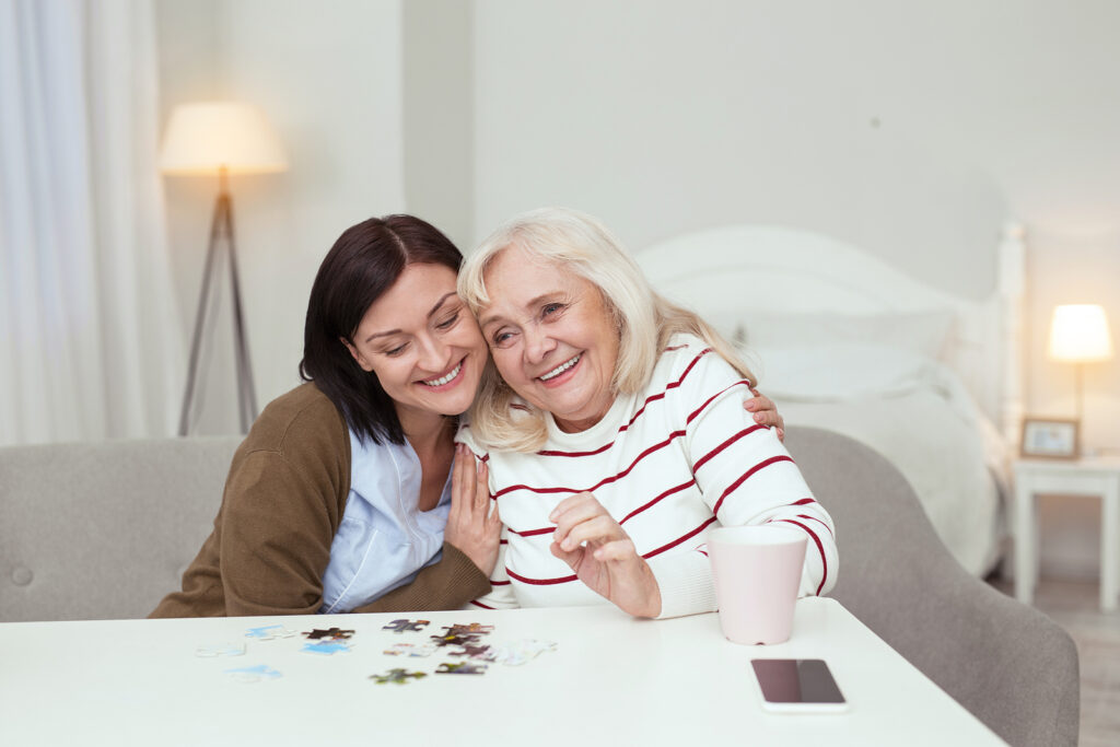 Alt aide bonding with elderly